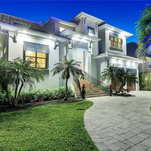 SOPHISTICATED MODERN WATERFRONT HOME