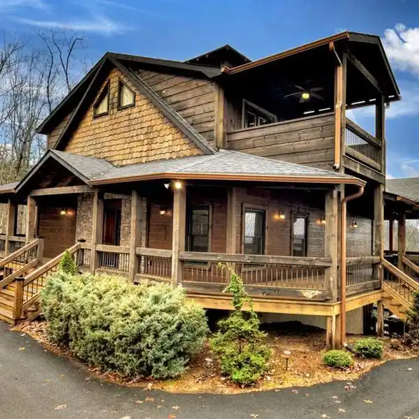 MOUNTAIN HOME BLENDING SERENITY AND GRANDEUR