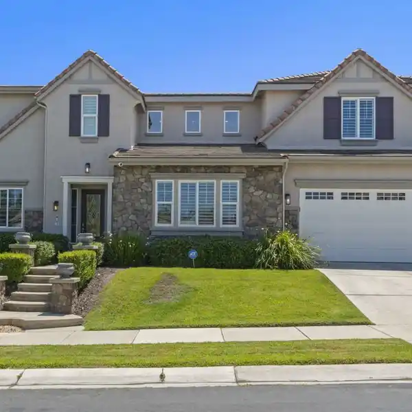 NEWLY REMODELED CUSTOM HOME IN THE RETREAT