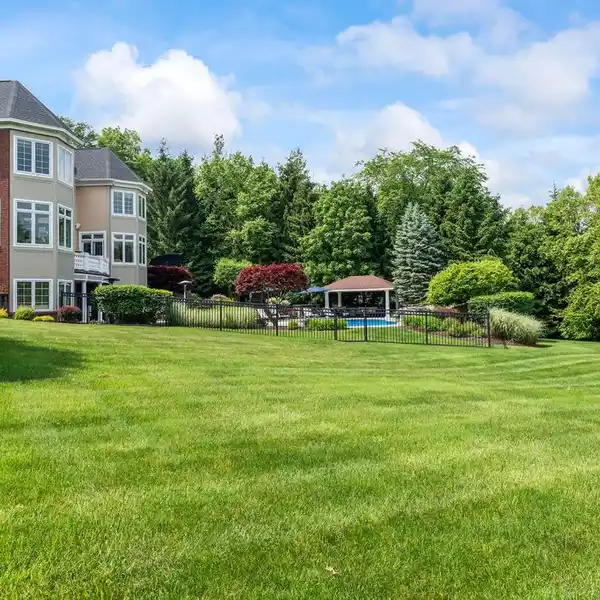 EXCEPTIONAL RESIDENCE IN COVETED LOUDONVILLE