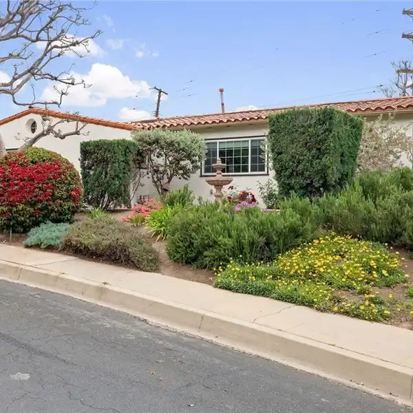 BEAUTIFULLY UPDATED SINGLE-LEVEL HOME