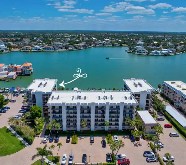 SPECTACULAR VIEW FROM A DESIRABLE BUILDING