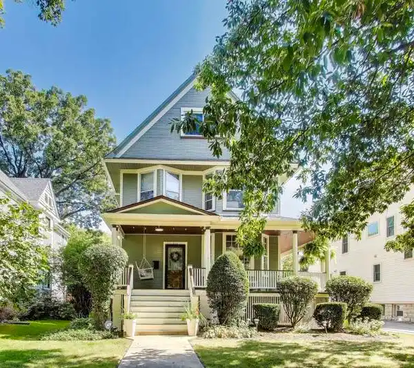 LOVELY OAK PARK HOME