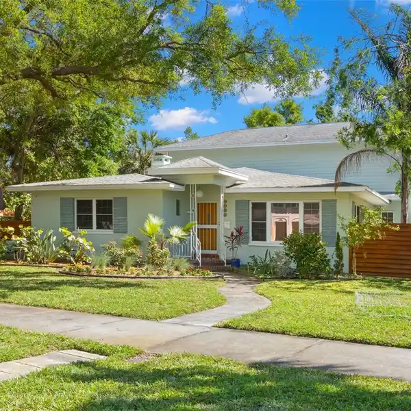 CLASSIC MID-CENTURY MODERN HOME IN PREMIER LOCATION