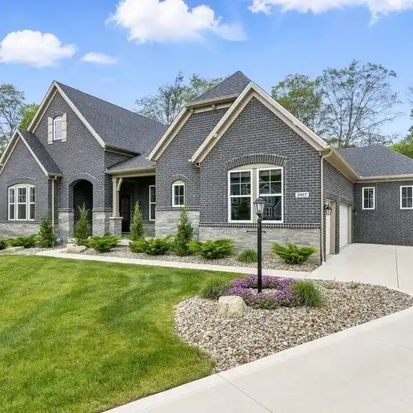 EXQUISITE CUSTOM RANCH ON 1.5 PRIVATE ACRES