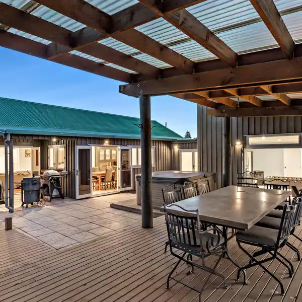 ELEGANT COUNTRY HOME WITH POOL AND VERSATILE STUDIO