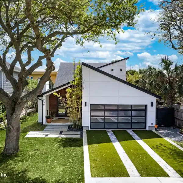 REMODELED POOL HOME TWO BLOCKS TO THE BEACH