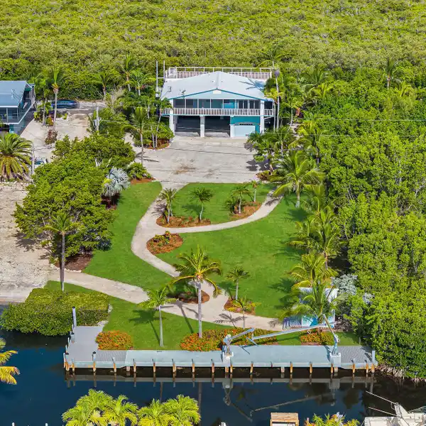 WATERFRONT KEYS OASIS WITH BREEZY WRAPAROUND PORCHES