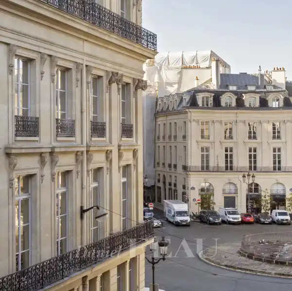 GENEROUS VOLUMES STEPS FROM PLACE DES VICTOIRES