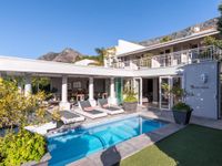 MODERN ELEGANCE AND COMFORT FOR THE ENTERTAINER