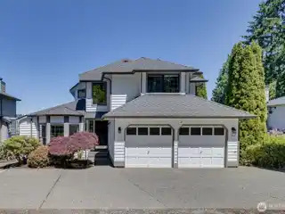 Tranquil Waterfront Property Close to Everything