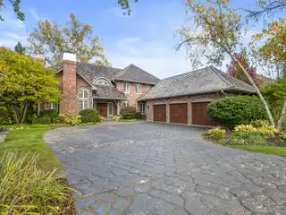 Entertainer’s Dream: Wet Bar, Fireplaces, Screened Porch