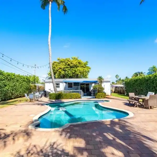 LOVELY HOME WITH POOL IN LANTANA COVE