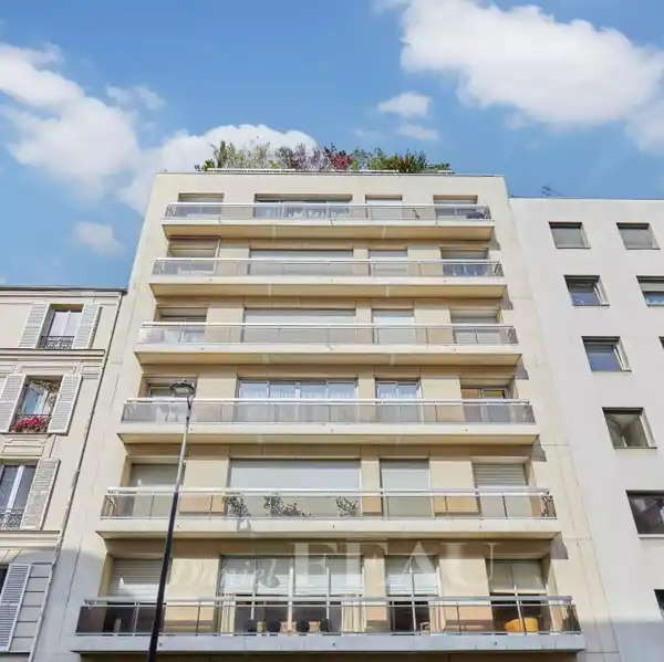 PEACEFUL, SUNNY APARTMENT IN MODERN BUILDING