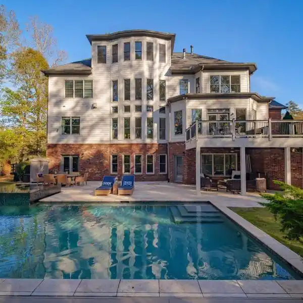 SOPHISTICATED STYLE MEETS MODERN LUXURY IN CLEARBROOKE