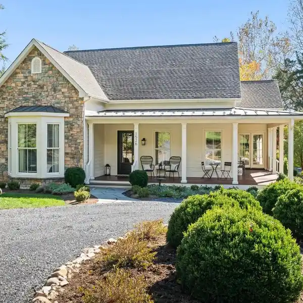 RENOVATED FARMHOUSE WITH PANORAMIC MOUNTAIN VIEWS