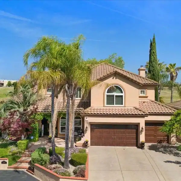EXECUTIVE-STYLE RESIDENCE IN HERITAGE AT DIAMOND OAKS