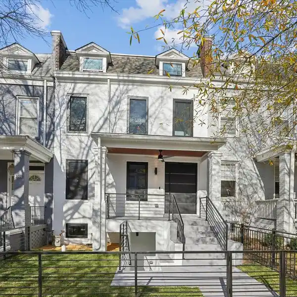 EXCEPTIONAL OPPORTUNITY FOR LUXURIOUS URBAN LIVING