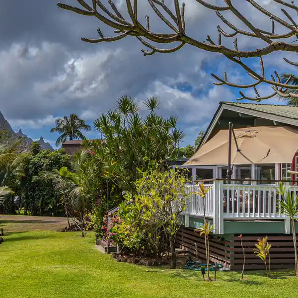 ENCHANTING FLAG LOT COTTAGE