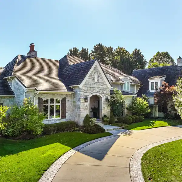 AN UNPARALLELED LIFESTYLE ON TWO LUSH ACRES