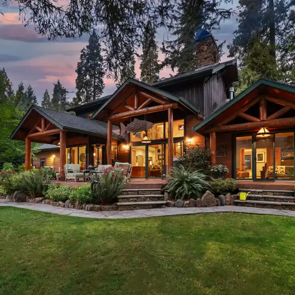 RIVERFRONT LODGE-STYLE HOME