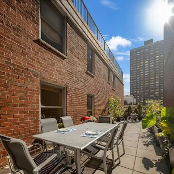 SUN-SOAKED HIGH-FLOOR COOPERATIVE IN SUTTON PLACE
