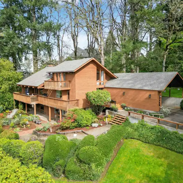 PRIVATE ESTATE ATOP FAIRMOUNT HILL