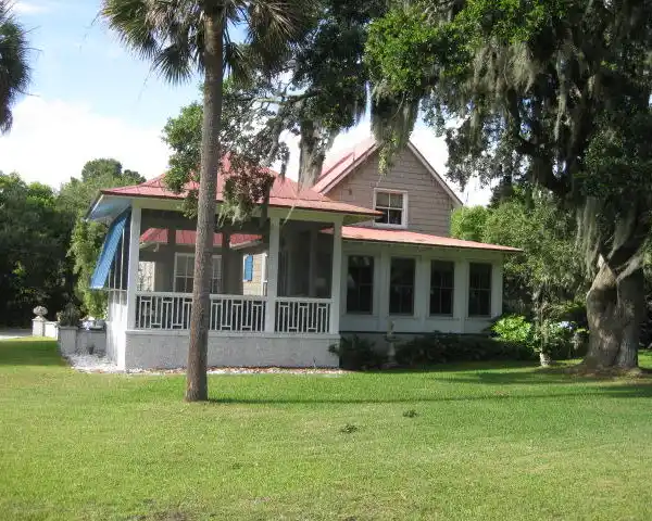 ARCHITECTURAL GEM FRONTING DEEPWATER BAILEY CREEK