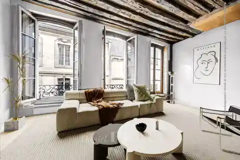 Spacious Classic Apartment