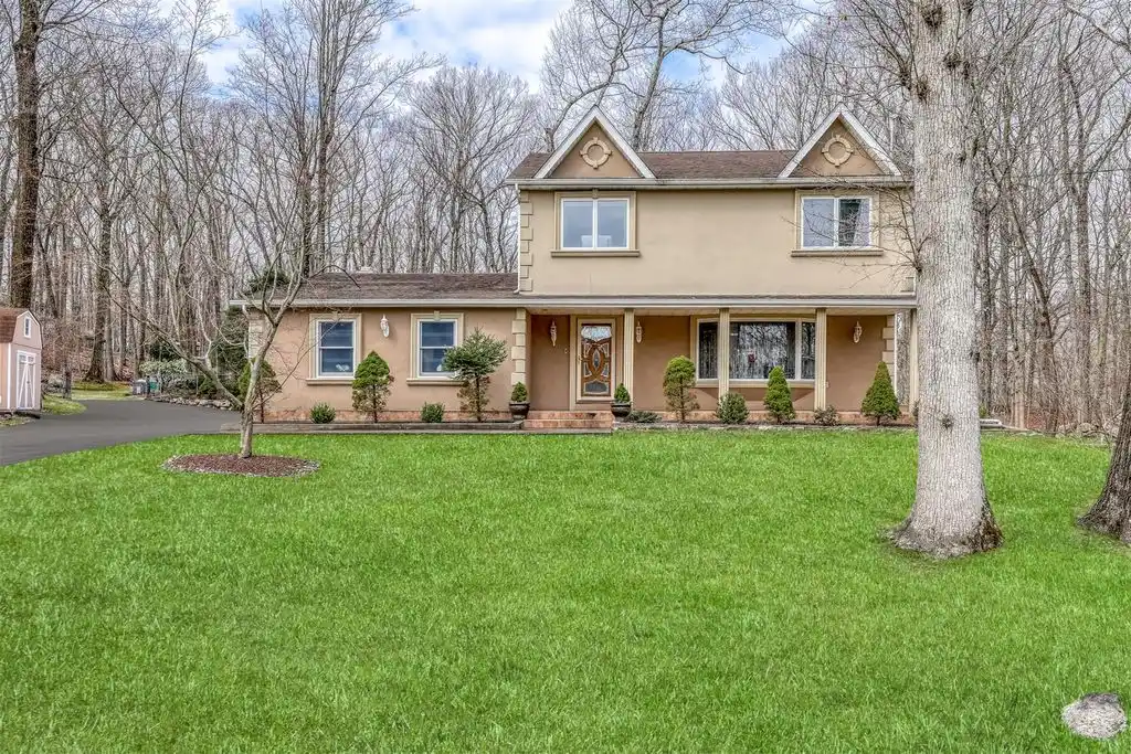 Beautiful Side-hall Colonial on a Quiet Cul-de-sac