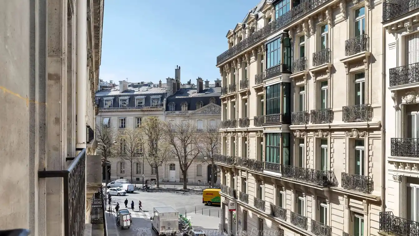 Third Floor Apartment in the Prestigious Golden Triangle