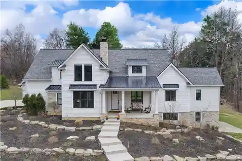 Spectacular Modern Farmhouse