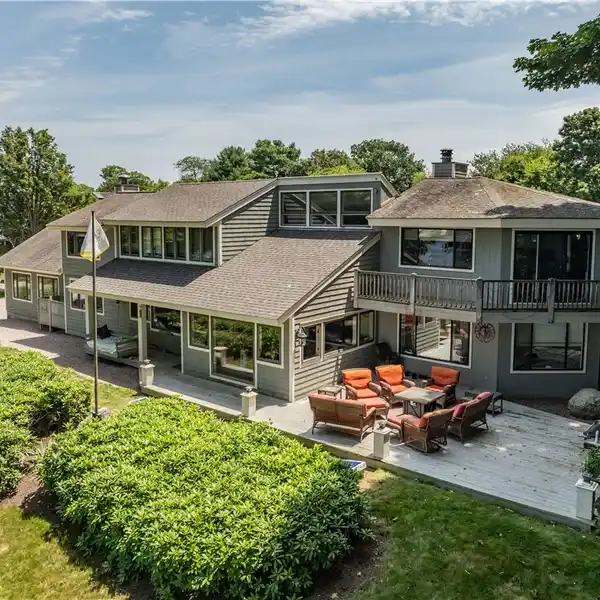 AN EXCEPTIONAL WATERFRONT LIFESTYLE IN AVONDALE
