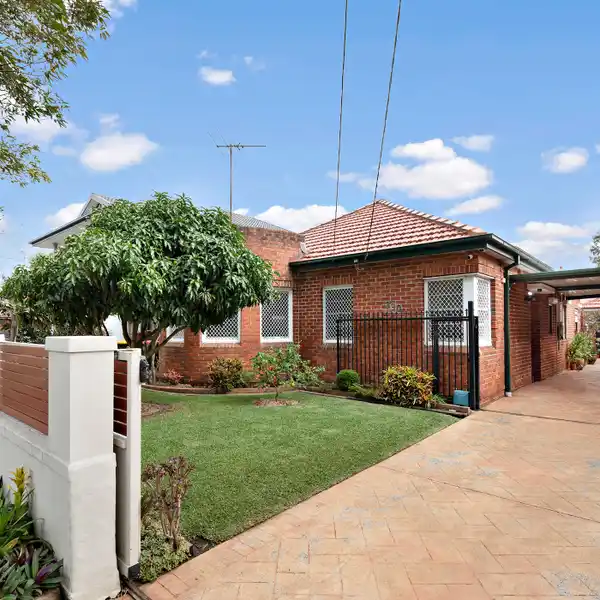 CHARMING HOME WITH GARDENS AND ALFRESCO ENTERTAINING