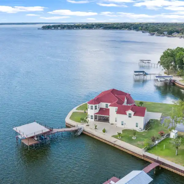 BREATHTAKING WATERFRONT PROPERTY