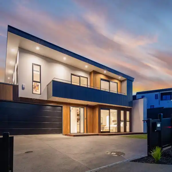 ELEGANT LONG BAY LUXURY WITH SEA GLIMPSES