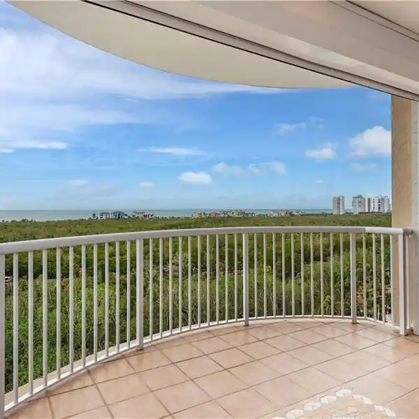 UNFORGETTABLE WRAP-AROUND VIEWS IN LUXURY TOWER HOME