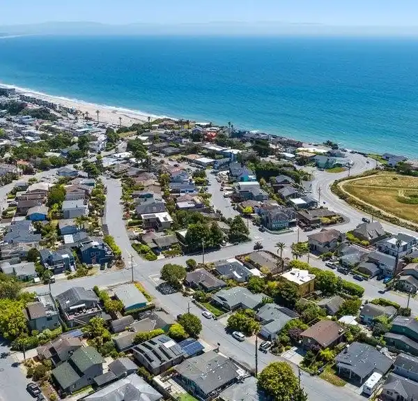 CHARMING SEACLIFF BEACH RETREAT WITH SOLAR POWER