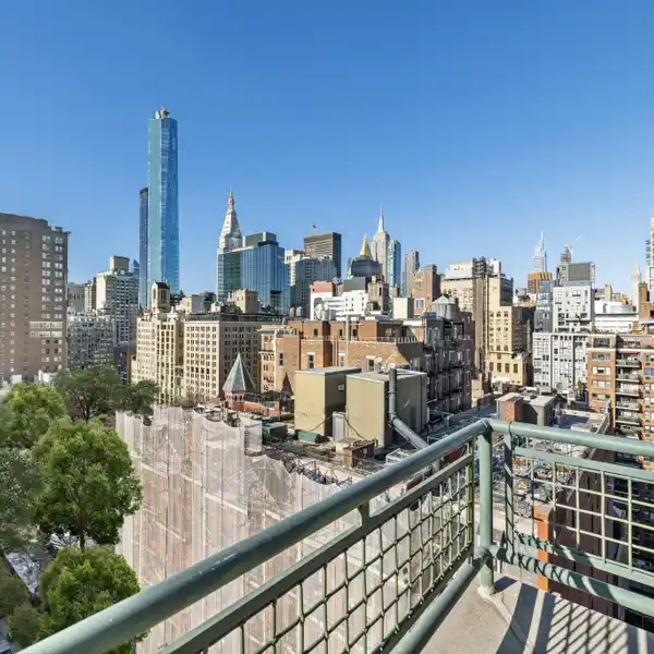 RARELY AVAILABLE HIGH-FLOOR HOME ON GRAMERCY PARK