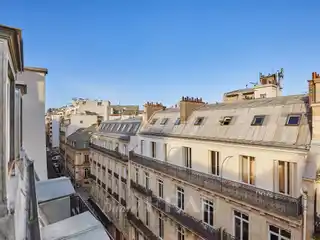 Elegant Air-Conditioned Pied-à-Terre Near Shops