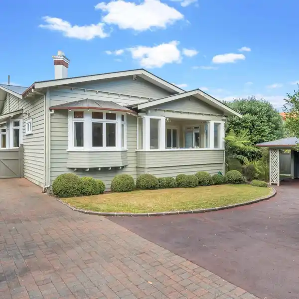 CLASSICAL NEW ZEALAND BUNGALOW