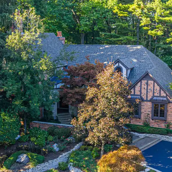 BEAUTIFULLY MAINTAINED HOME IN A DESIRABLE SUBDIVISION