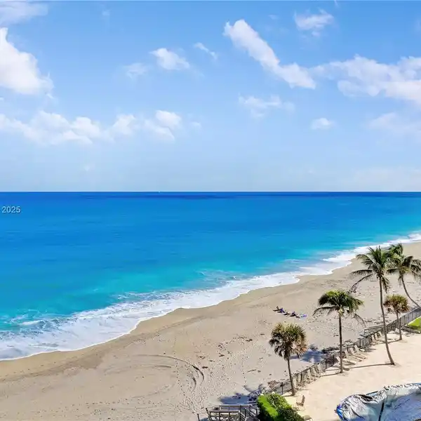 LIGHT AND BRIGHT OCEANFRONT CORNER UNIT
