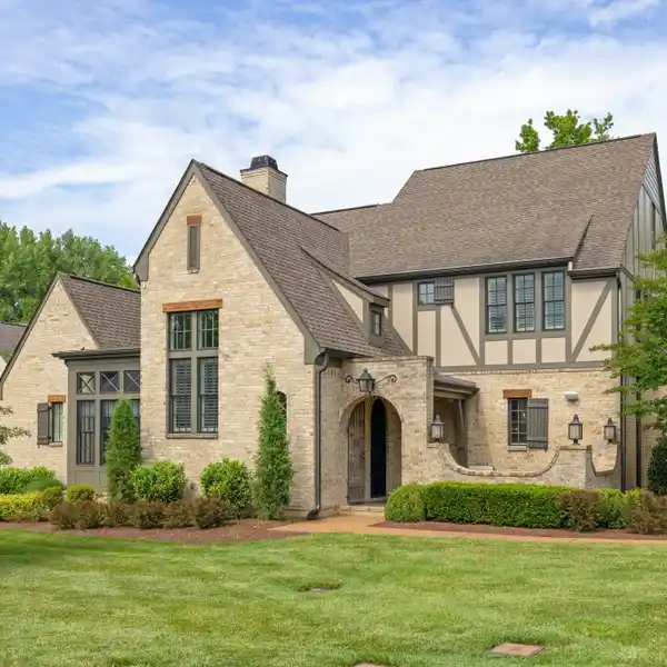 PRIVACY AND LUXURY ON A PEACEFUL CUL-DE-SAC
