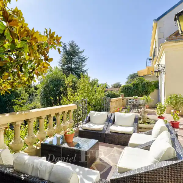 ELEGANT PROPERTY IN SOUGHT-AFTER MONTRETOUT