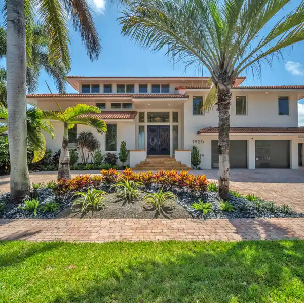 WATERFRONT ELEGANCE AND COMFORT IN HARBOUR INLET