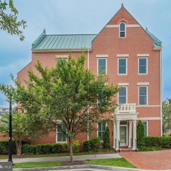 GORGEOUS END UNIT TOWNHOUSE