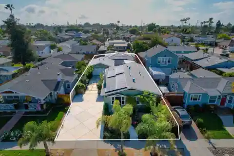 2 Homes / Investment / Multigenerational Living / Live in One Rent the 2nd