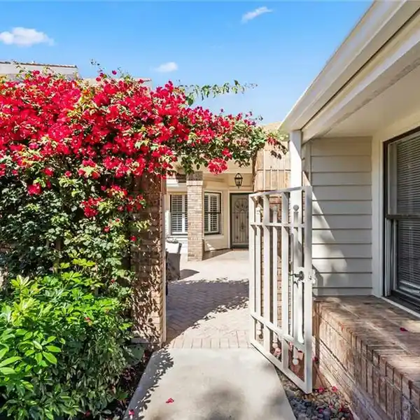 UNIQUE OPPORTUNITY IN THE VILLAS OF PELICAN BAY