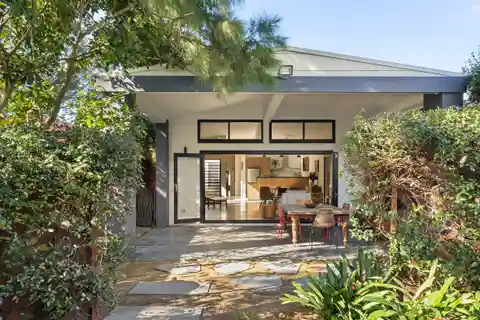 Single-Level Federation Home on a Desirable Street